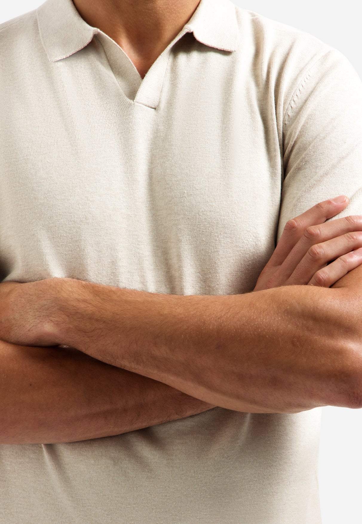 Knitted polo shirt with V-neck | Desert