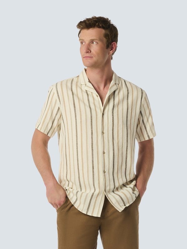 Short-sleeved shirt with resort collar and 3 neutral-colored stripes | Cement