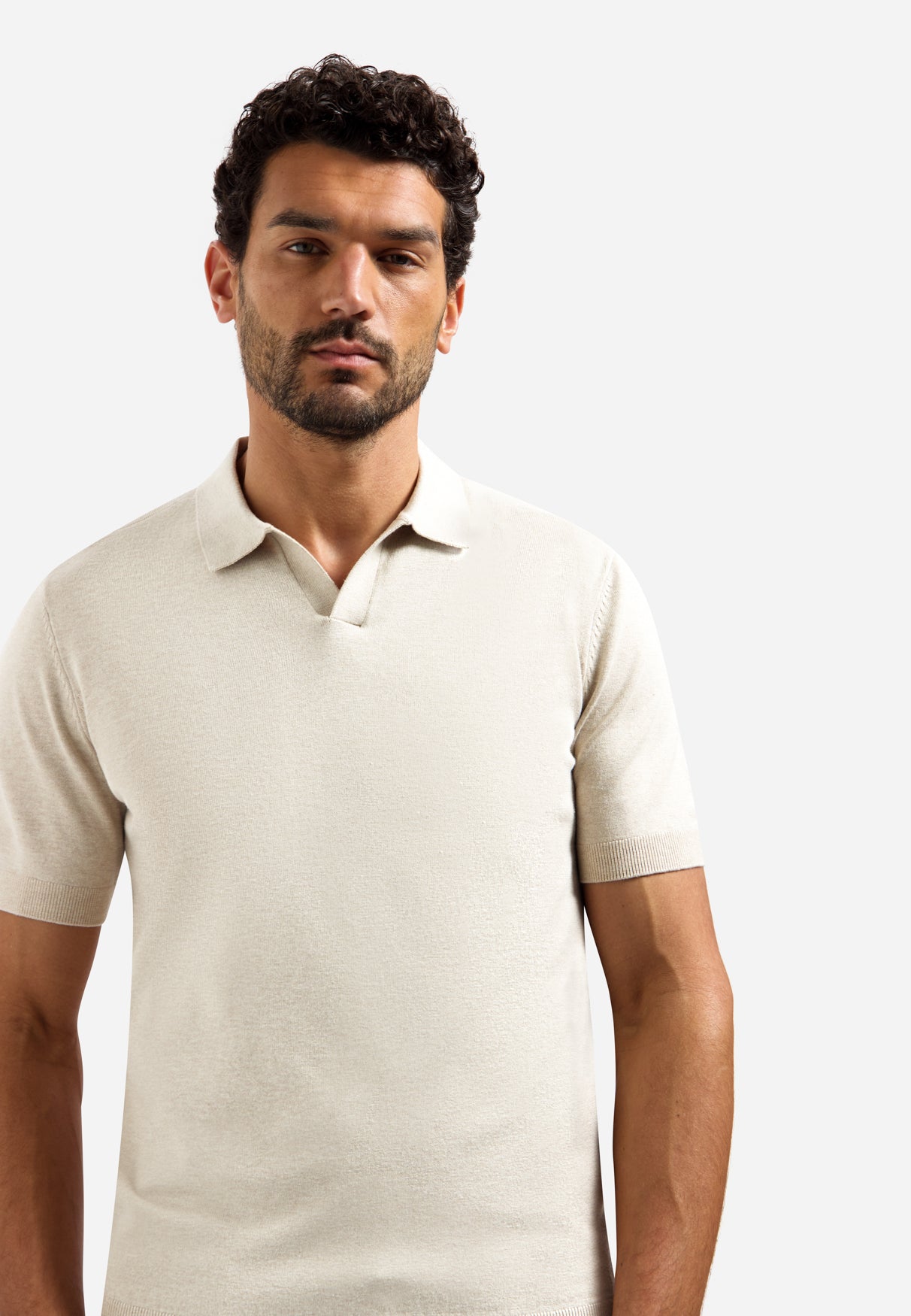 Knitted polo shirt with V-neck | Desert