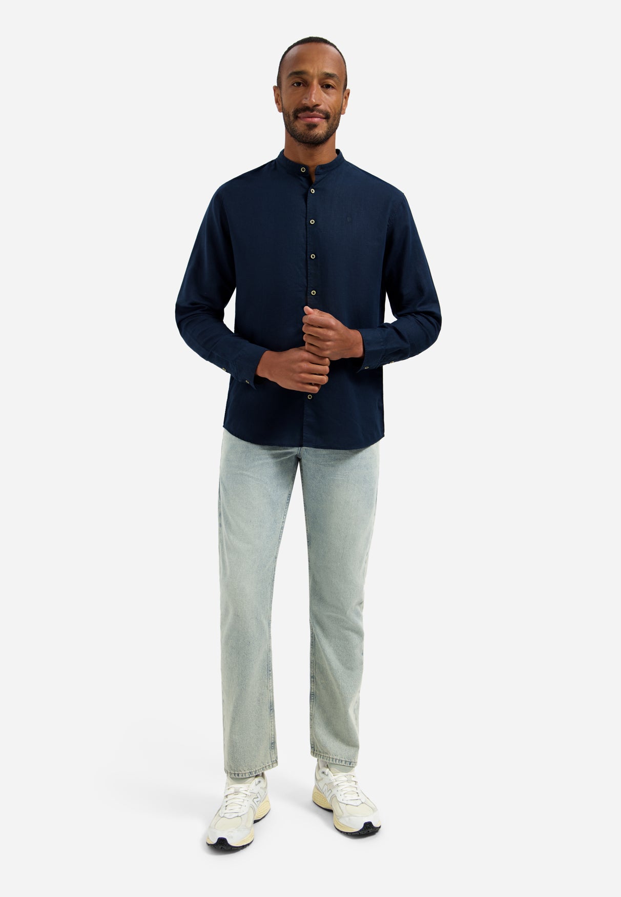Linen-blend shirt with a stand-up collar. | Night