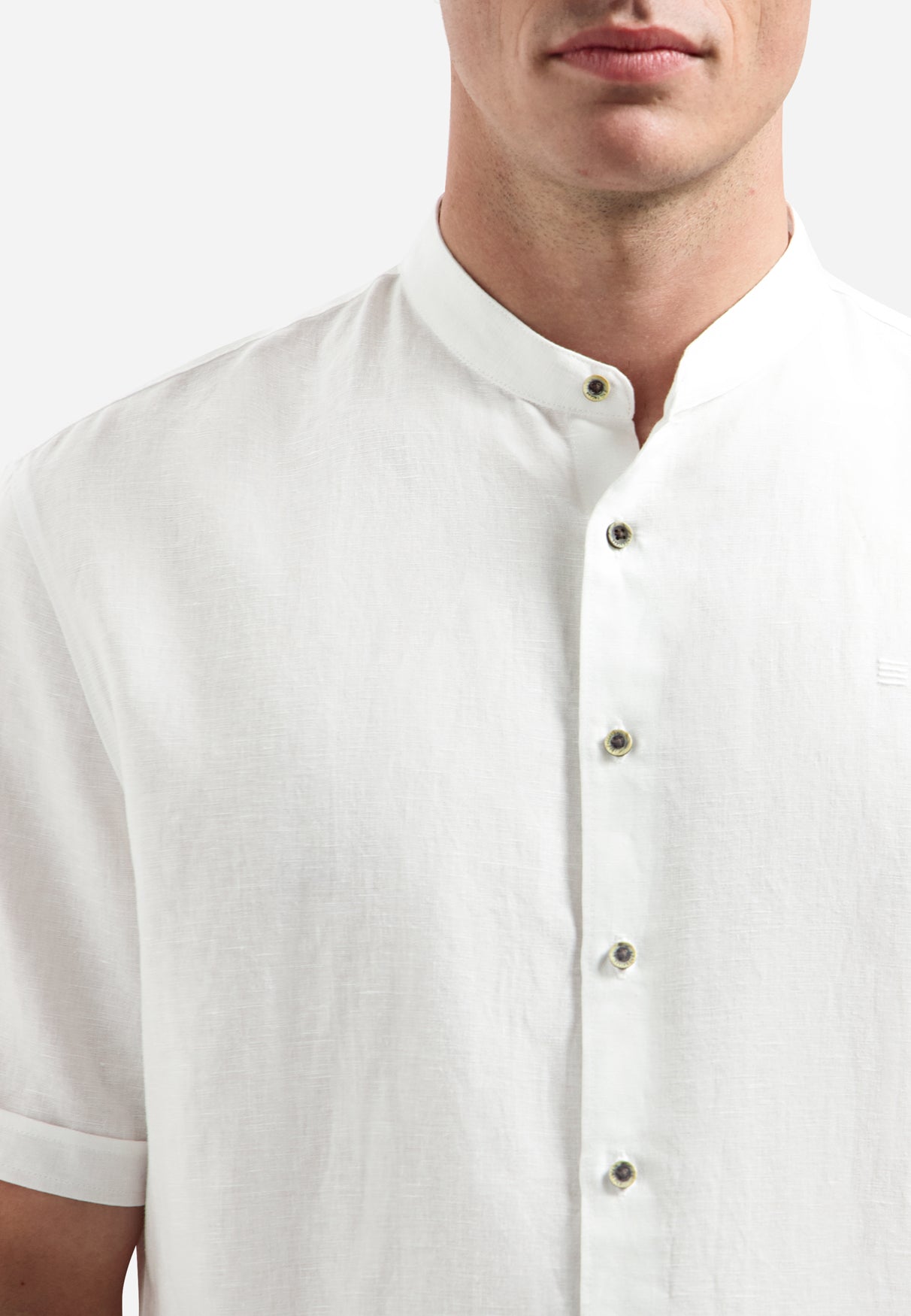 Linen blend shirt with short sleeves and a stand-up collar | White