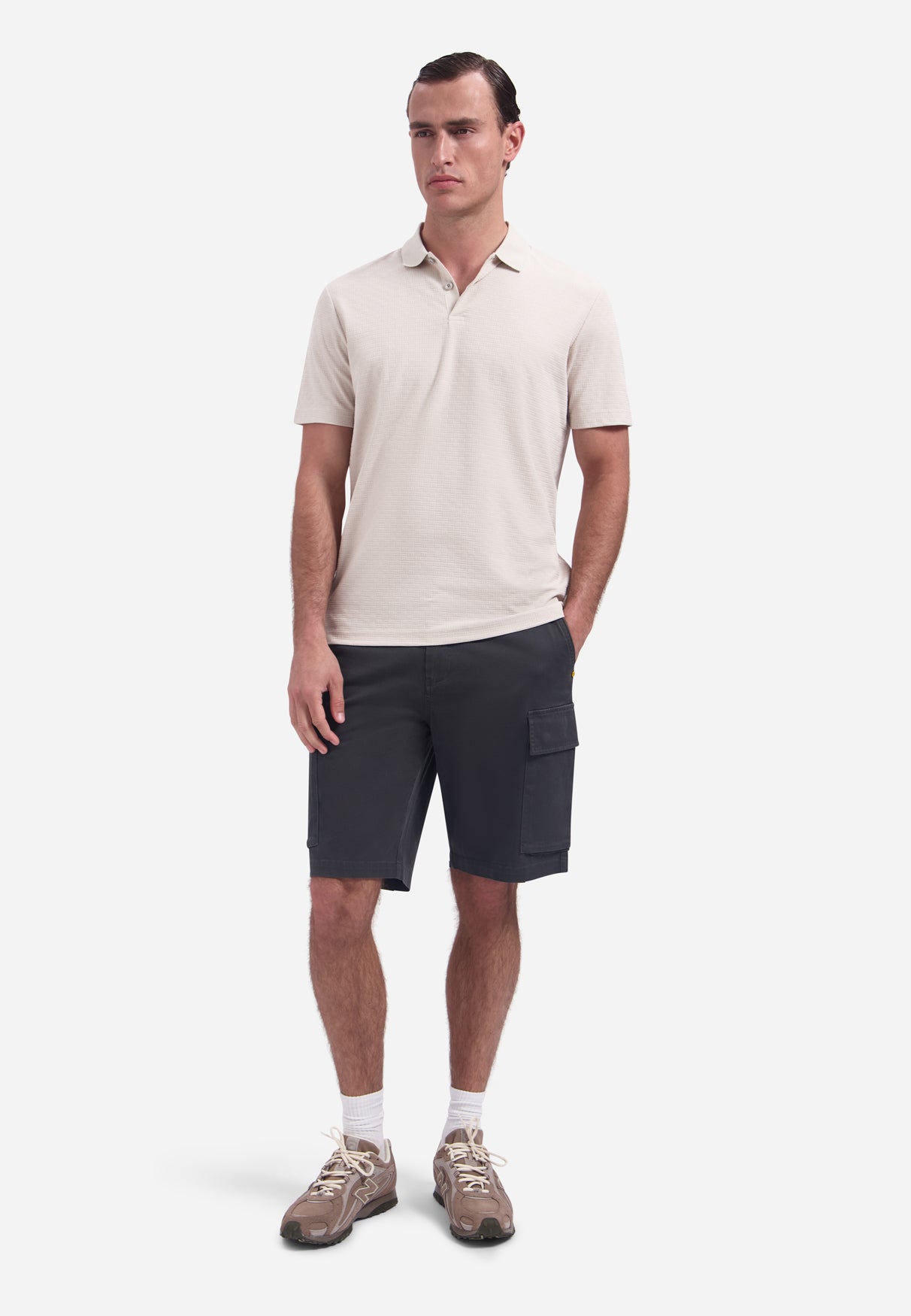 Short-sleeve structured V-neck polo | Stone