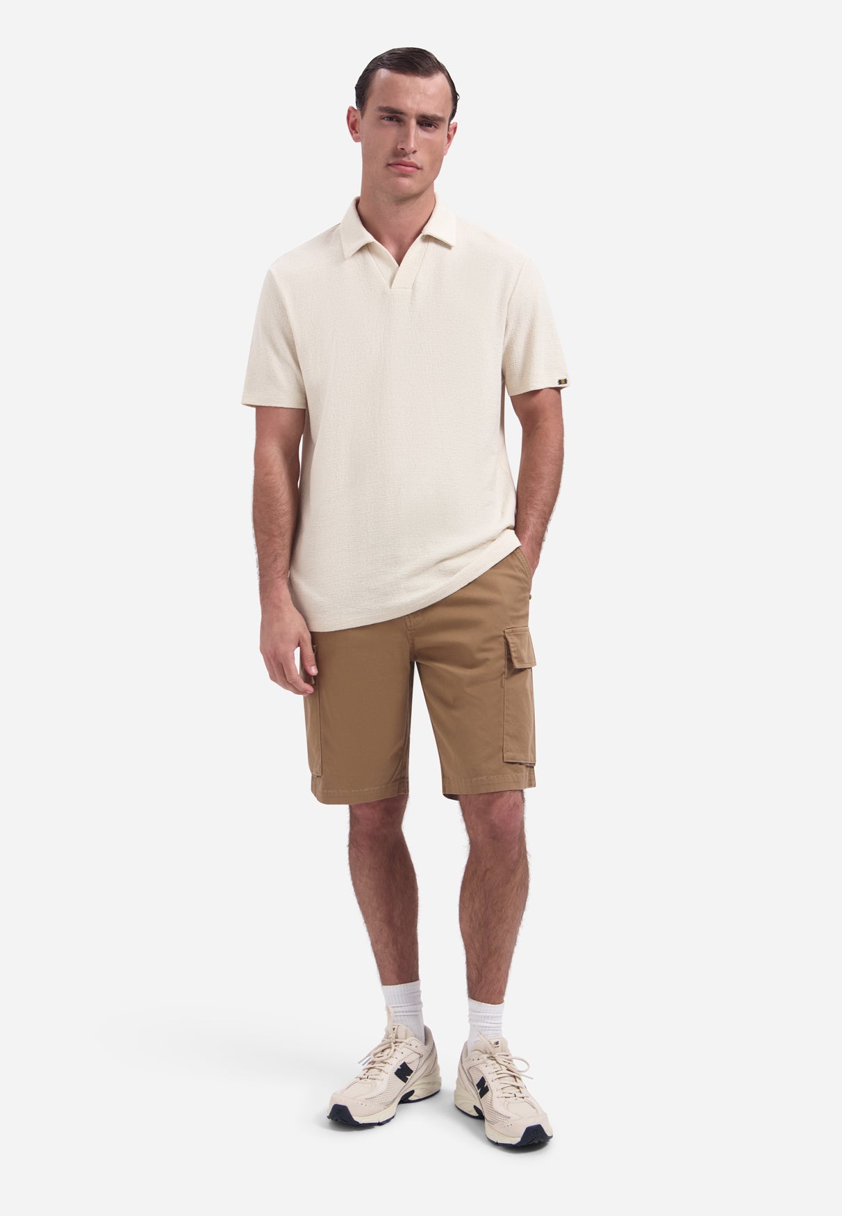 Short-sleeve textured V-neck polo | Stone