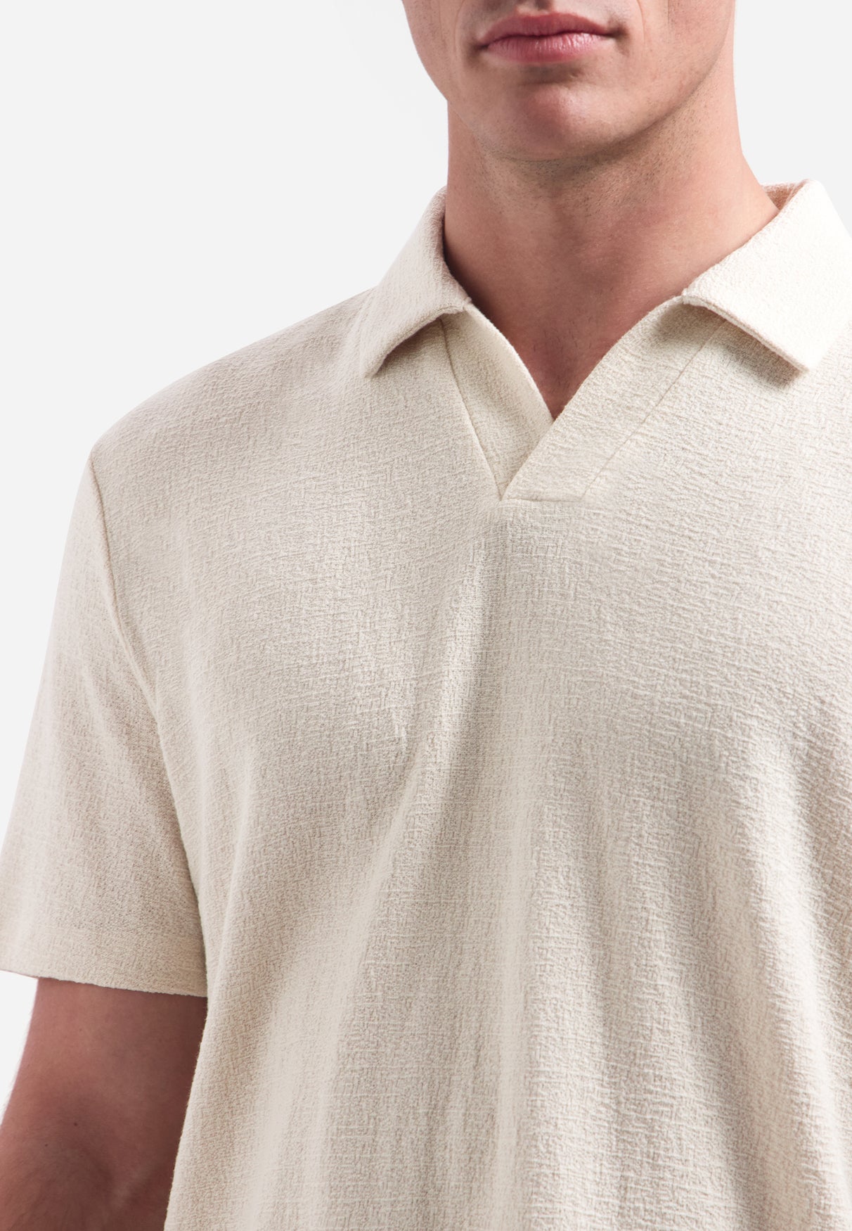 Short-sleeve textured V-neck polo | Stone